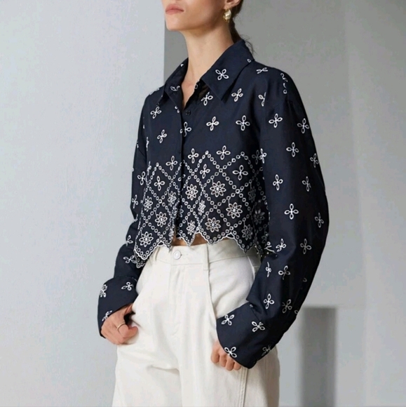 Commuting FashionVersatile Contrast Color Embroidered Short-Sleeve Cropped Shirt - Picture 2 of 4